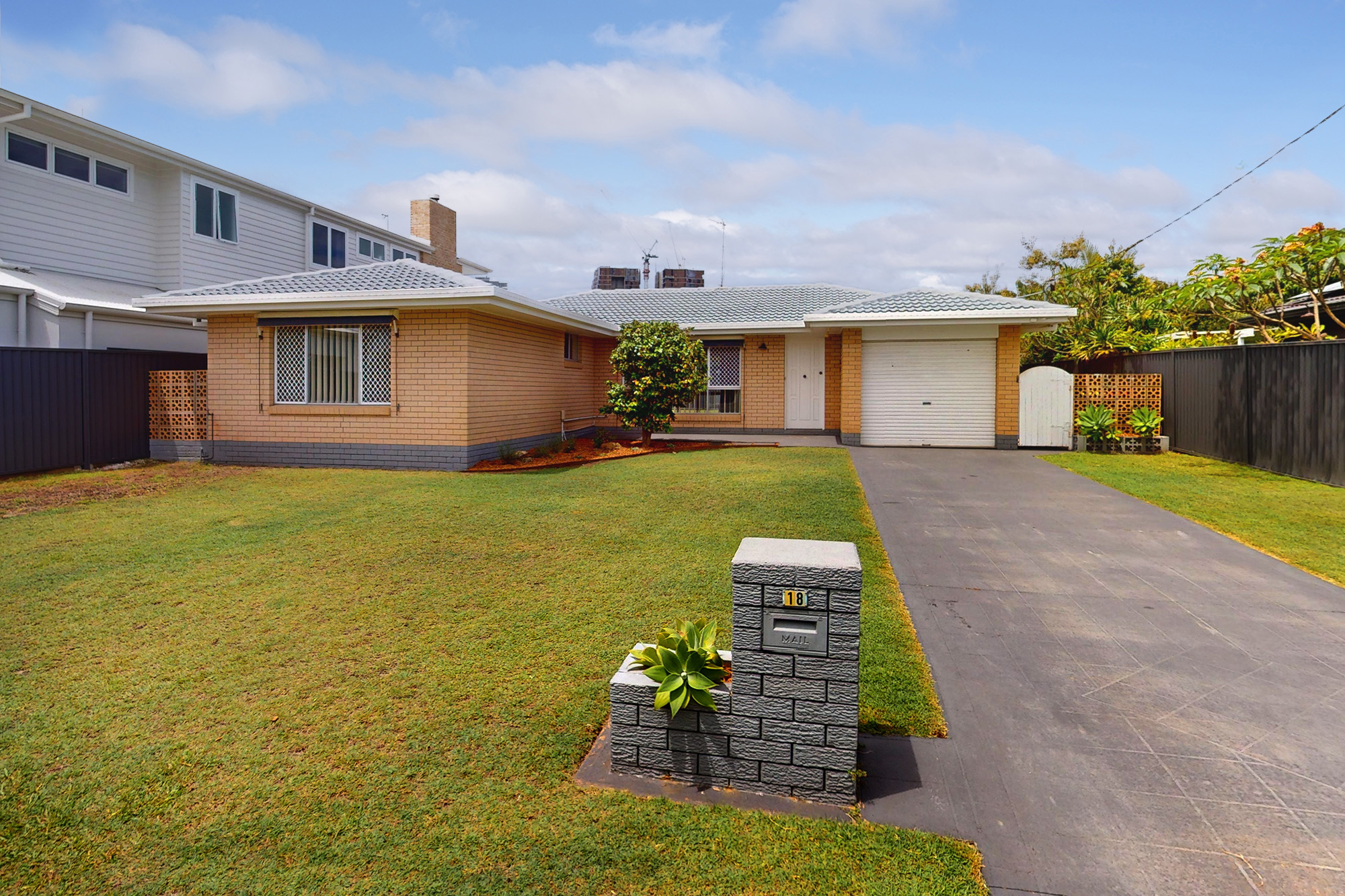 18 Eagle Avenue, BURLEIGH WATERS  QLD  4220